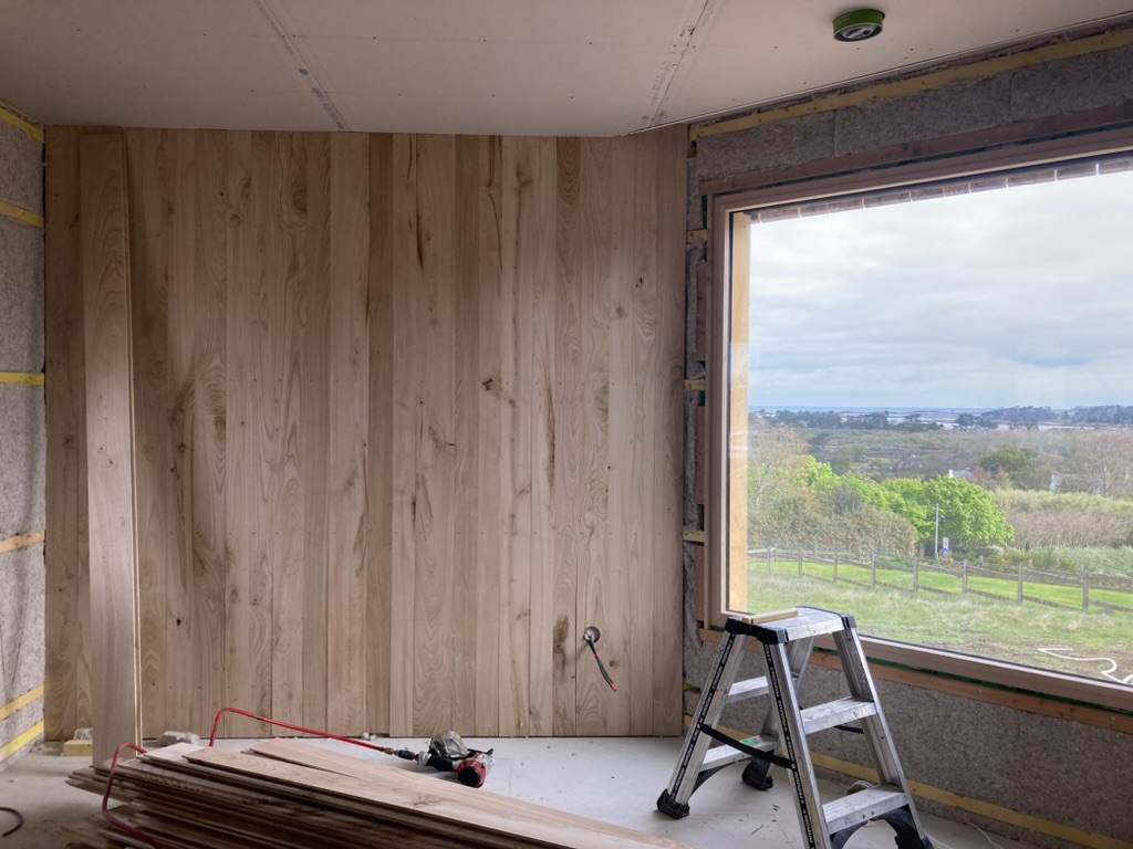 Pose en cours d'un lambris en châtaignier local